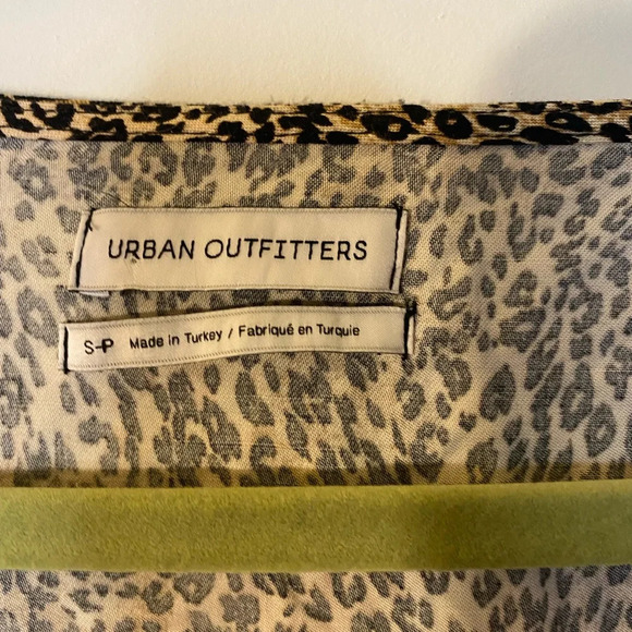 Urban Outfitters|| Crop Twisted Long Sleeve Leopard Print Top Size Small - Picture 7 of 9